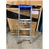Image 9 : Lite 3 Step Aluminum Folding Step-Ladder (4 ft)