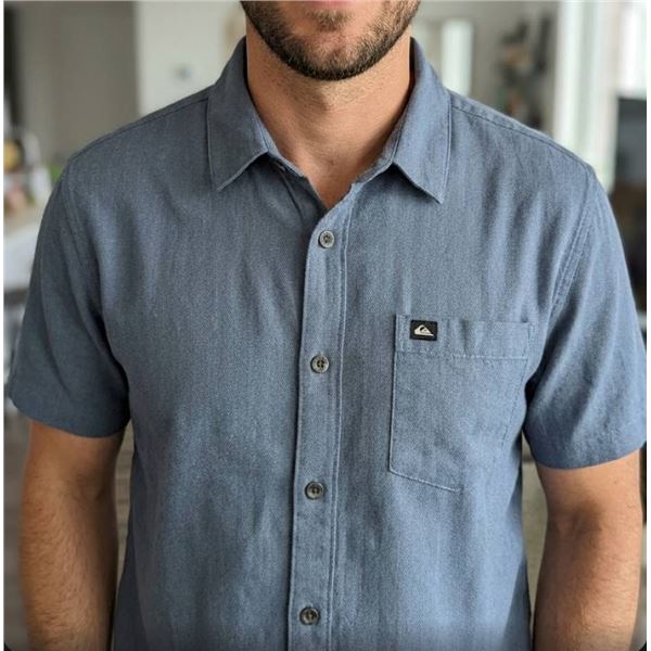 Quiksilver Menâ€™s Short Sleeve Shirt in Blue Size Large