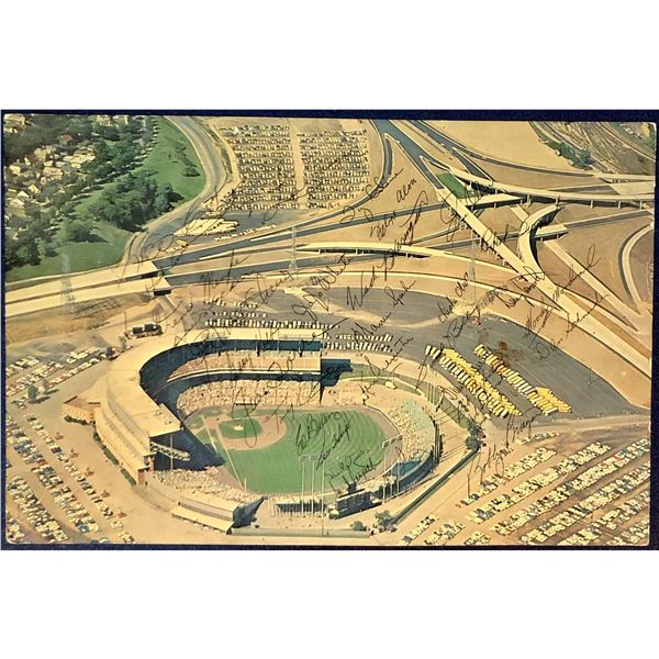 1962 MILWAUKEE BRAVES TEAM POST CARD - SIGNED BY ENTIRE TEAM INCL. AARON, SPAHN & TORRE