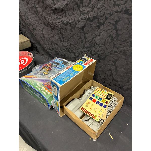 Star trek collectable model and figurine case with 2 figurines
