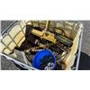 Image 5 : TOTE OF HYDRAULIC TREASURES