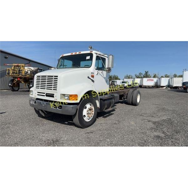 2000 INTERNATIONAL 8200 CAB AND CHASSIS