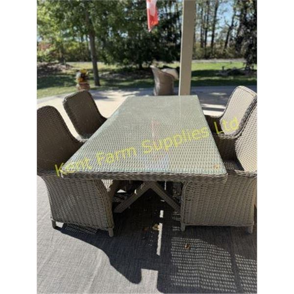 OUTDOOR DINNING TABLE & 4 CHAIRS