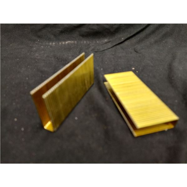 BOITE DE 6000 AGRAFE GALVANISÉ 1-1/2" X .5" X 1/2 GA