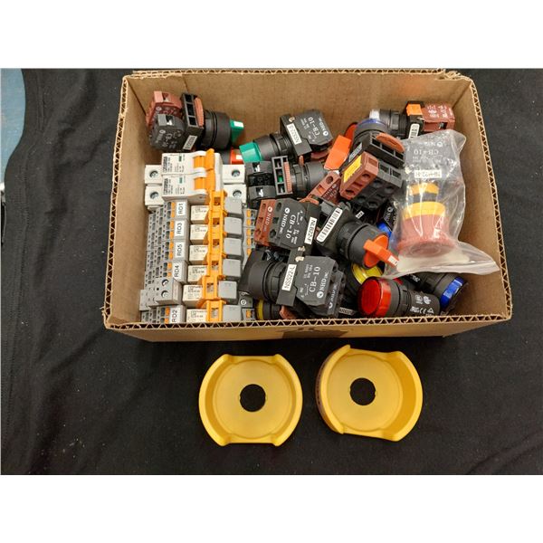 LOT DE BOUTONS ET AUTRE ASST.