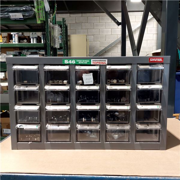 ARMOIRE MÉTAL 23" X 8-3/4" X 13-1/2" AVEC CONTENU VOIR PHOTO