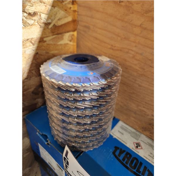 BTE/10 DISQUES ABRASIFS 1-1/2" X 7/8" TWINFLAP TYROLIT
