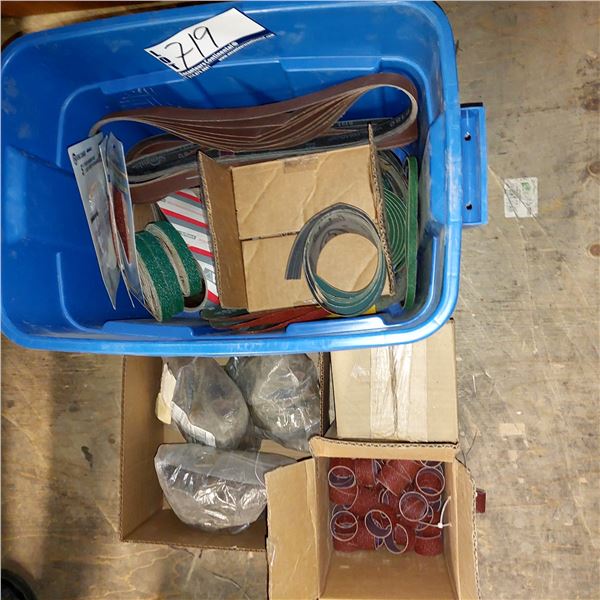 LOT DE 125+ PAPIER ET DISQUES À SABLER ASS.