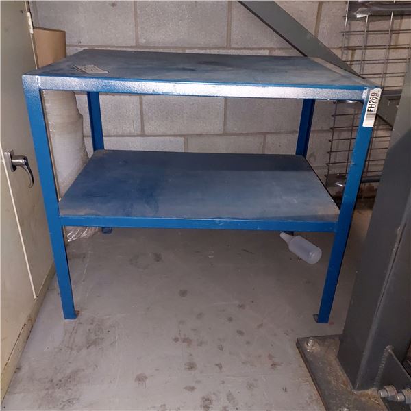 TABLE DE MÉTAL 36" X 24" X 32"