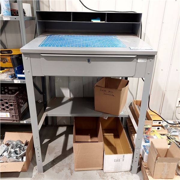 TABLE DE TRAVAIL MÉTAL 34" X 30" AJUSTABLE