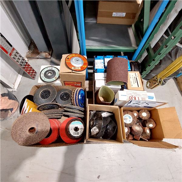LOT DE 140+ DISQUES ABRASIFS ASS. VOIR PHOTO