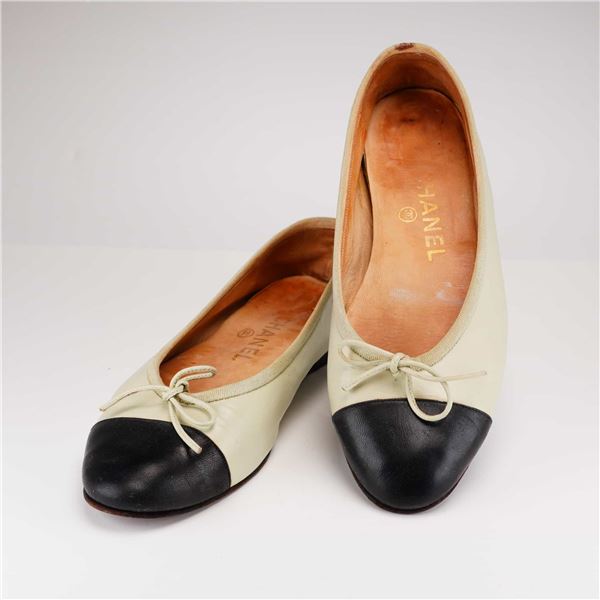 A Pair of Chanel Lambskin Ballerina Flats, Beige and Black