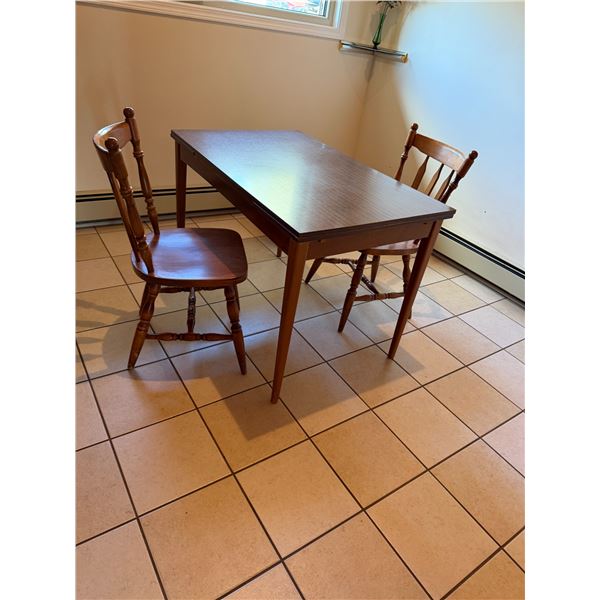 Vintage table with two chairs has hidden leaves 43" x 27"