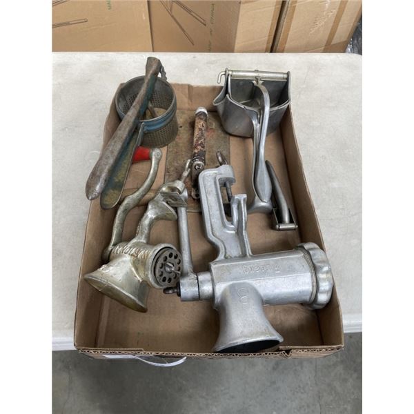 TRAY OF ASSORTED VINTAGE GRINDERS AND PRESSES