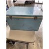 Image 3 : VINTAGE METAL COLEMAN COOLER
