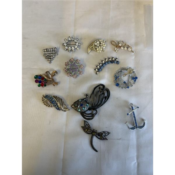 LARGE COLLECTION OF VINTAGE BROOCHES