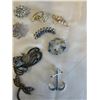 Image 2 : LARGE COLLECTION OF VINTAGE BROOCHES