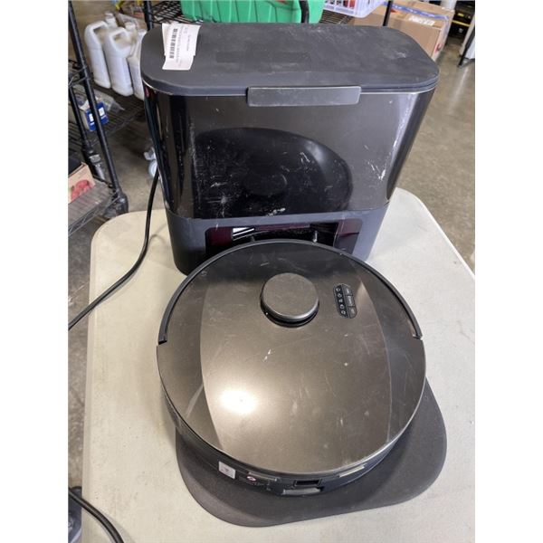 BOB SWEEP DUSTIN ROBOTIC VAC AND MOP ROBOT CLEANER WORKING
