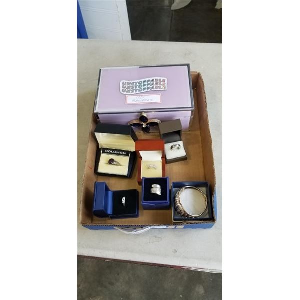 10 ESTATE BROACHES, 6 RINGS AND BANGLE