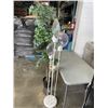 Image 2 : DECORATIVE FLOOR LAMP AND ARTIFICIAL TREE