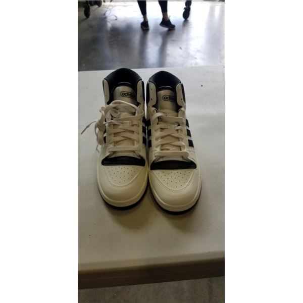 AS NEW LADIES ADIDAS SIZE 6 SNEAKERS