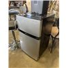 Image 2 : INSIGNIA 3.0CU FT BAR FRIDGE W/ TOP FREEZER - TESTED WORKING, RETAIL $299