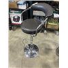 Image 2 : BLACK LEATHER HYDRAULIC LIFT BARSTOOL