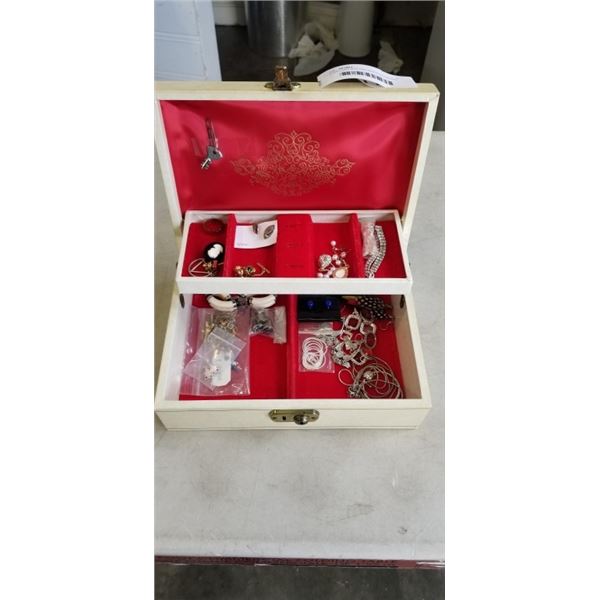 JEWELLERY BOX AND ASSORTED ESTATE JEWELLERY