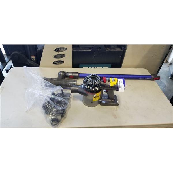DYSON V7 VACUUM W/ CHARGER - MISSING AIR FILTER
