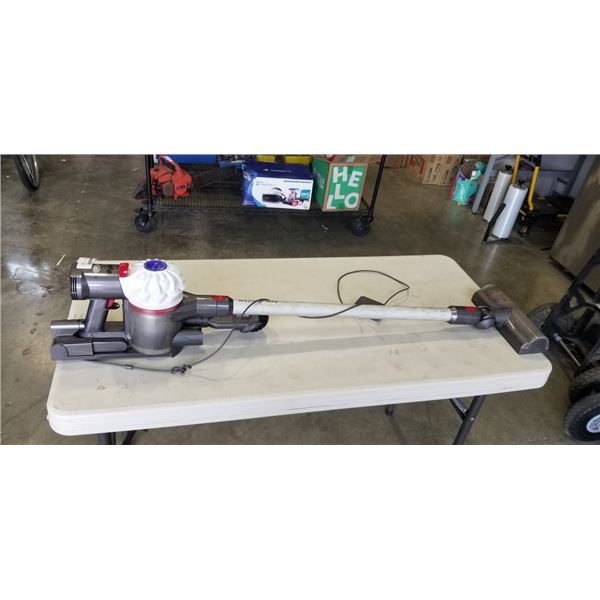 DYSON V7 VACUUM CLEANER W/ CHARGER