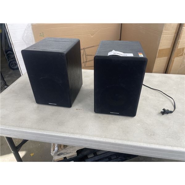 PAIR OF THONET AND VANDER BLUETOOTH BOOKSHELF SPEAKERS