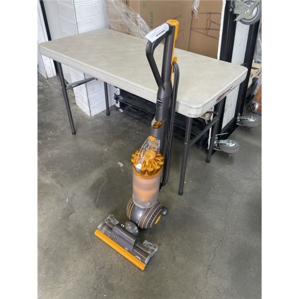 DYSON BALL MULTI-FLOOR 2. UPRIGHT BAGLESS VACUUM WORKING