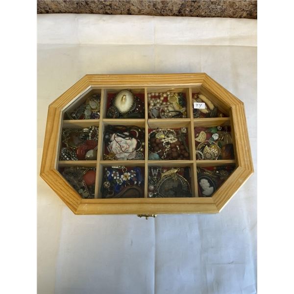 WOOD TRAY CASE W/ LOTS OF VINTAGE JEWELRY AND PARTS