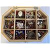 Image 2 : WOOD TRAY CASE W/ LOTS OF VINTAGE JEWELRY AND PARTS