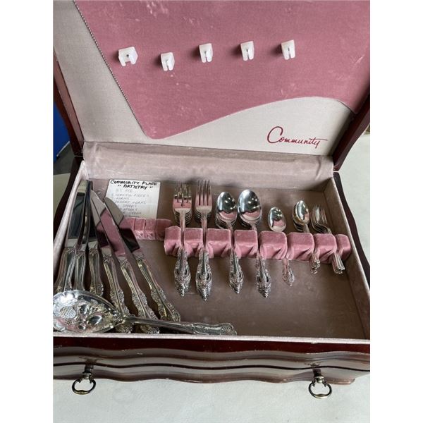 CASED COMMUNITY PLATE ARTISTRY SET