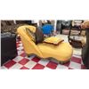 Image 2 : FABRIC CHAISE LOUNGER WITH PILLOWS