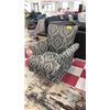 Image 1 : FABRIC PATTERNED ARM CHAIR