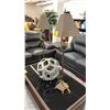 Image 2 : (2) FLOOR LAMPS & TABLE DECOR
