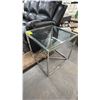 Image 2 : MODERN GLASS TOP SIDE TABLE