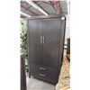 Image 5 : 7-PC BEDROOM SUITE INCLUDING; KING SIZE BED WITH MATTRESS & BEDDING, DRESSER WITH MIRROR, HIGHBOY
