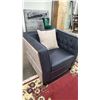 Image 2 : MODERN TUFTED FABRIC LOUNGE CHAIR WITH THROW PILLOW