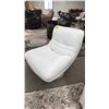 Image 2 : LEATHER LOUNGE CHAIR