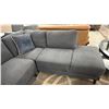 Image 3 : 2-PC FABRIC SECTIONAL SOFA WITH THROW PILLOWS