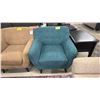 Image 1 : FABRIC BUTTON BACK LOUNGE CHAIR
