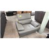 Image 1 : LEATHER WIDE SEAT LOUNGE CHAIR WITH ADJUSTABLE HEADREST
