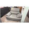 Image 2 : LEATHER WIDE SEAT LOUNGE CHAIR WITH ADJUSTABLE HEADREST