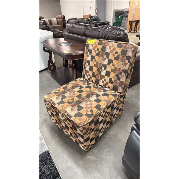 FABRIC LOUNGE CHAIR
