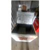 Image 4 : Ideal 7UP Vintage Chest-Style Soda Vending Machine Cooler 35 x 30 x 26"