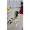 Image 2 : Hamilton Beach No. 25 Vintage Drink Mixer with Stainless Steel Cup and Cream Base