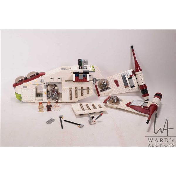Lego- Star Wars "Republic Gunship" no. 75021. Mostly complete. Includes some Minifigures: Obi Wan, A